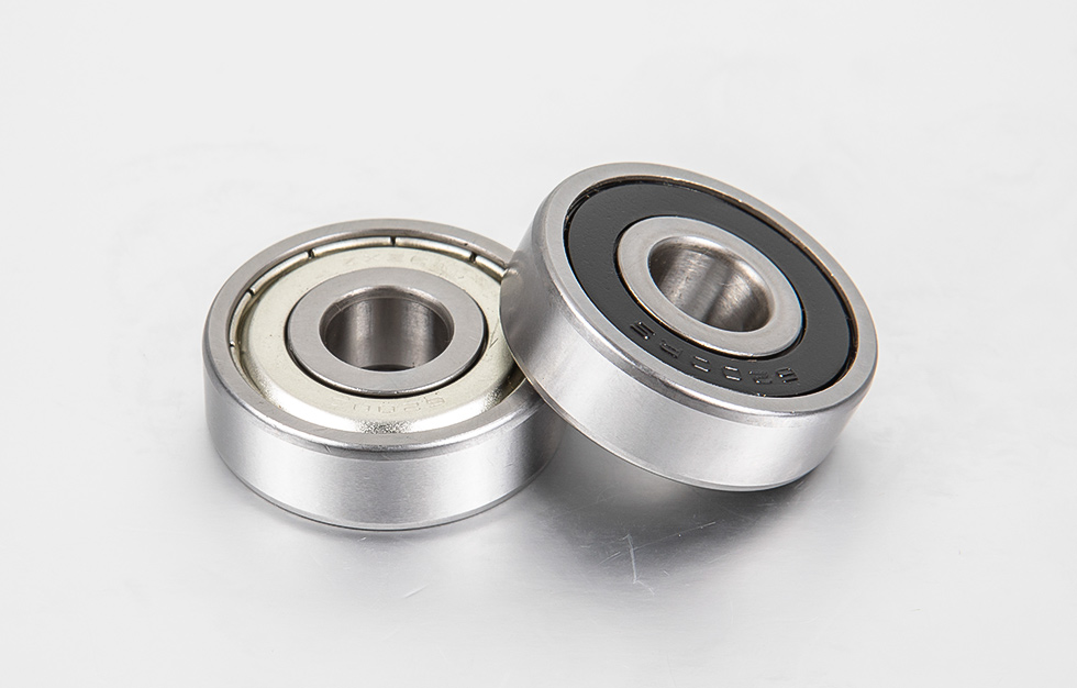 What are the common forms of early damage to sliding bearings